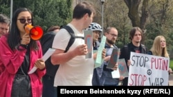 Участники антивоенной акции в сквере Горького. Апрель 2022 года.
