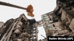 Кремль «категорично відкидає будь-які звинувачення у вбивствах цивільних» українців, навіть попри те, що факти вбивств цивільних у період російської окупації були підтверджені супутниковими знімками