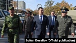Президент Садыр Жапаров, глава ГКНБ Камчыбек Ташиев и министр обороны Бактыбек Бекболотов
Передача боевой техники Пограничной службе ГКНБ. 21 октября 2021 года.
