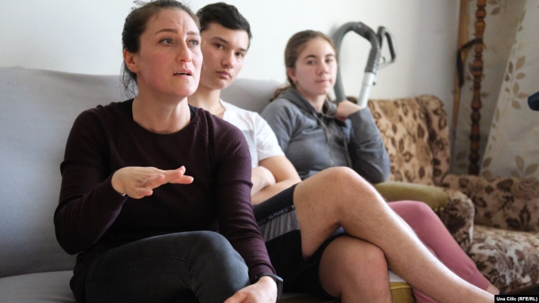 Yulia sa djecom Jevheniijem (16) i Oxanom (14) u Varšavi, 9. april 2022.