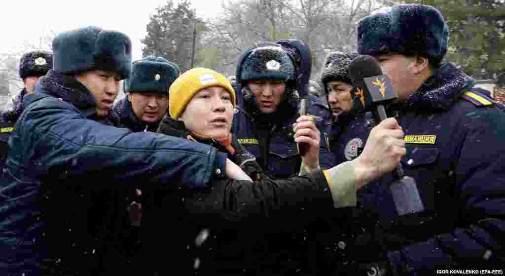 10-январь. Бул күнү ИИМдин алдына Кемпир-Абад иши боюнча камакта жаткандардын жакындары, тарапташтарынан турган жүздөй киши нааразылык билдирип чогулган. Алар абактагыларды үй камагына чыгарууну, тергөөнү бейтарап жүргүзүүнү жана мыйзамдардын сакталышын талап кылган. Митингдин жүрүшүндө 27 адам кармалганы кабарланган.&nbsp; Сүрөттө: акцияны чагылдырып жүргөн &ldquo;Азаттыктын&rdquo; журналисти Бакыт Төрөгелдини милиция кызматкерлери кармап кетүүгө аракет кылып жаткан учур.&nbsp;
