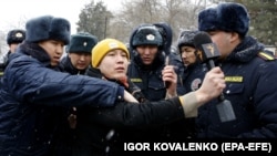 Сотрудники милиции пытаются задержать корреспондента "Азаттыка" на митинге, который он освещал. 10 января 2023 года, Бишкек. 