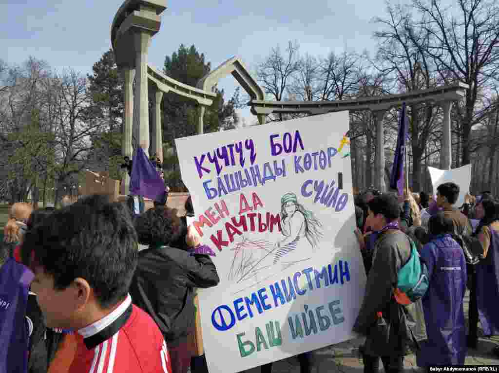 В марше приняли участие свыше 200-250 человек. 