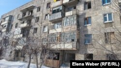 Разваливающийся дом, в котором заселены лишь несколько квартир. Поселок Актау Карагандинской области, 6 марта 2015 года.