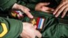 У відомстві зазначають, що, на відміну від більшості західних армій, Росія «надає базове навчання низького рівня солдатам у призначених оперативних підрозділах, а не спеціальних навчальних закладах»