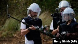 Навчання продовжуватиметься за допомогою регулярних відеоконференцій, а команда з камбоджійських експертів вирушить до Польщі у квітні, щоб навчати більше українців
