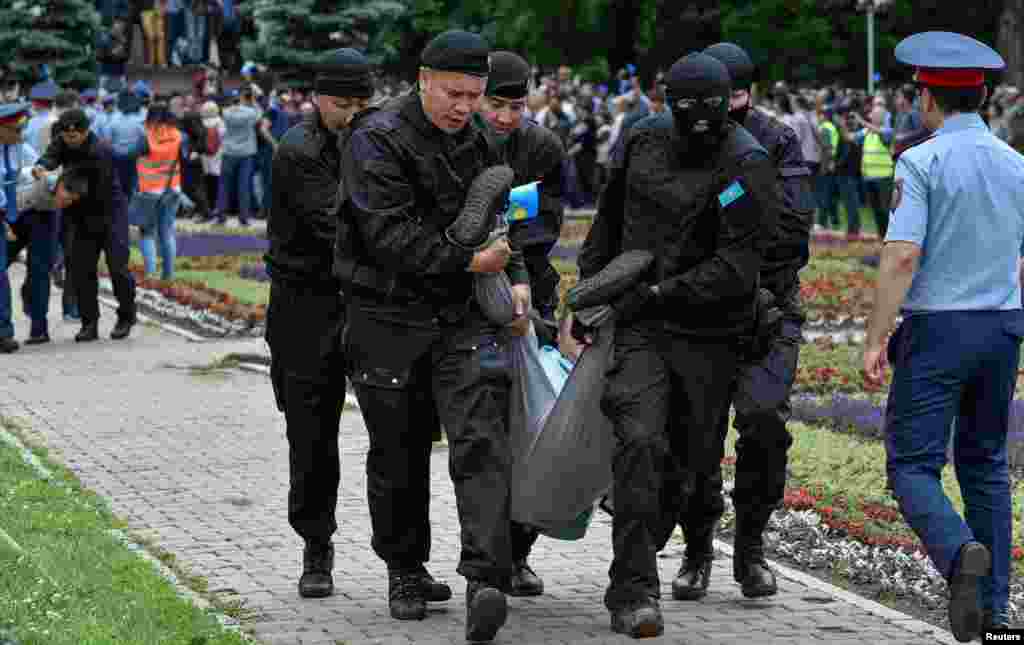 Момент задержания людей на площади &quot;Астана&quot;. Алматы, 9 июня 2019 года.&nbsp;
