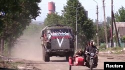 Російські військові у захопленій Попасній. Місто трималося до травня та було сильно поруйноване ударами з повітря