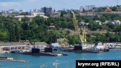 Завантаження ракет «Калібр» на підводний човен у Південній бухті окупованого Севастополя, червень 2022 року
