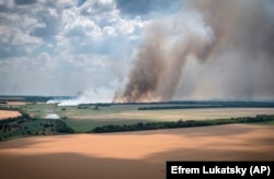 Внаслідок обстрілів загорілося поле. Україна, Дніпропетровська область. 4 липня 2022 року