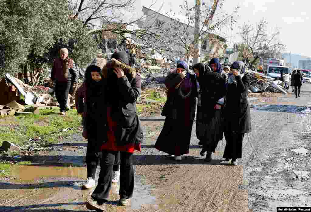 U Gaziantepu, gde se nastavljaju snažni naknadni potresi, stanovnicima nedostaje skoro sve. Prodavnice su zatvorene, grejanja nema jer su gasovodi presečeni da bi se izbegle eksplozije, a pronalazak benzina je težak. &nbsp;
