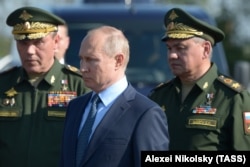 Валерий Герасимов, Владимир Путин и Сергей Шойгу во время посещения 929-го Государственного летно-испытательного центра имени В.П. Чкалова. 14 мая 2019 года