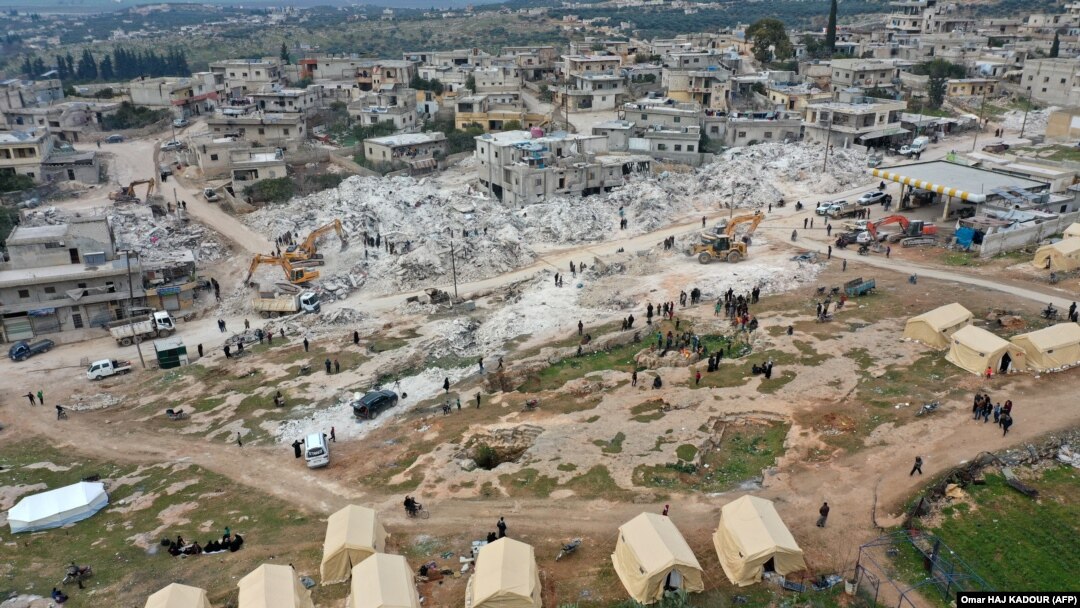 Šatori postavljeni kao privremena skloništa za ljude koji su ostali bez domova u gradu Harimu na sjeverozapadu Sirije, u pokrajini Idlib na granici s Turskom, februar 11. 2023., nekoliko dana nakon smrtonosnog zemljotresa koji je pogodio Tursku i Siriju.