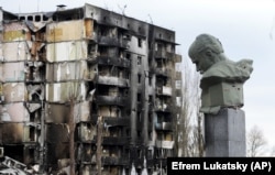 Пам'ятник Тарасу Шевченку, пошкоджений обстрілами російських військових під час масштабного вторгнення Росії до України. Бородянка, 6 квітня 2022 року