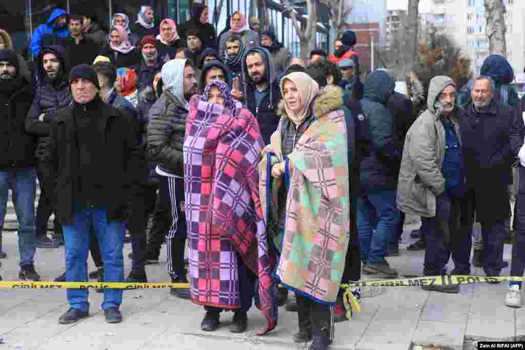 U utorak uveče u Gaziantepu, epicentru prvog zemljotresa u Turskoj, temperatura je pala na -1 stepen. Tokom ostatka sedmice u Gaziantepu će noćne temperature biti do -7 stepeni, a pašće još niže ka planinskim predelima.