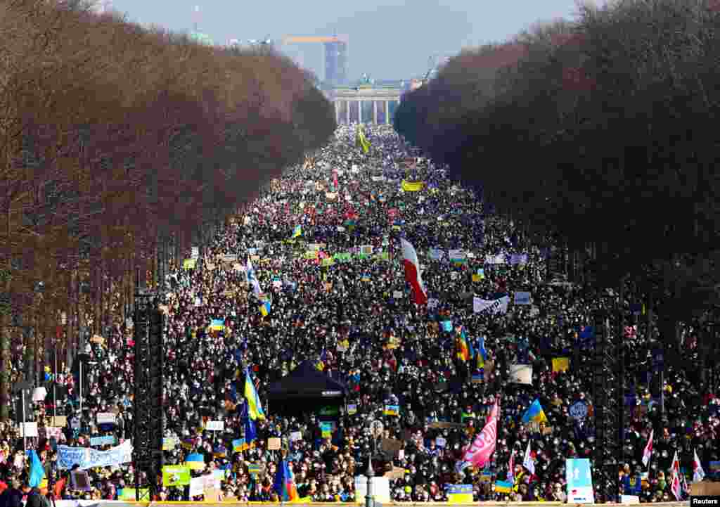 Русиянең Украинаны басып алуына ризасызлык белдерергә Берлинда 100 меңнән артык кеше чыкты