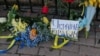 Кветкі ля будынку амбасады Ўкраіны ў Менску, 27 лютага 2022 году, архіўнае фота