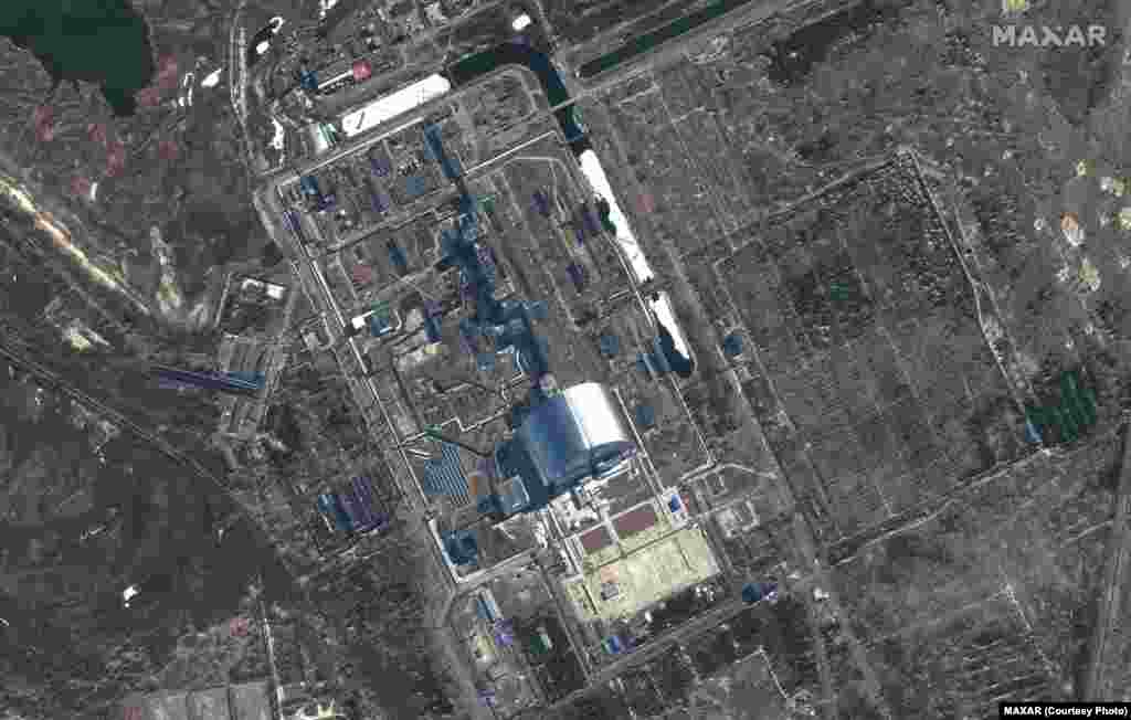 Супутниковий знімок Чорнобильської АЕС від 10 березня 2022 року.&nbsp;Satellite image &copy;2022&nbsp;Maxar Technologies. Є побоювання, що бойові дії або відключення електроенергії можуть призвести до поширення радіації