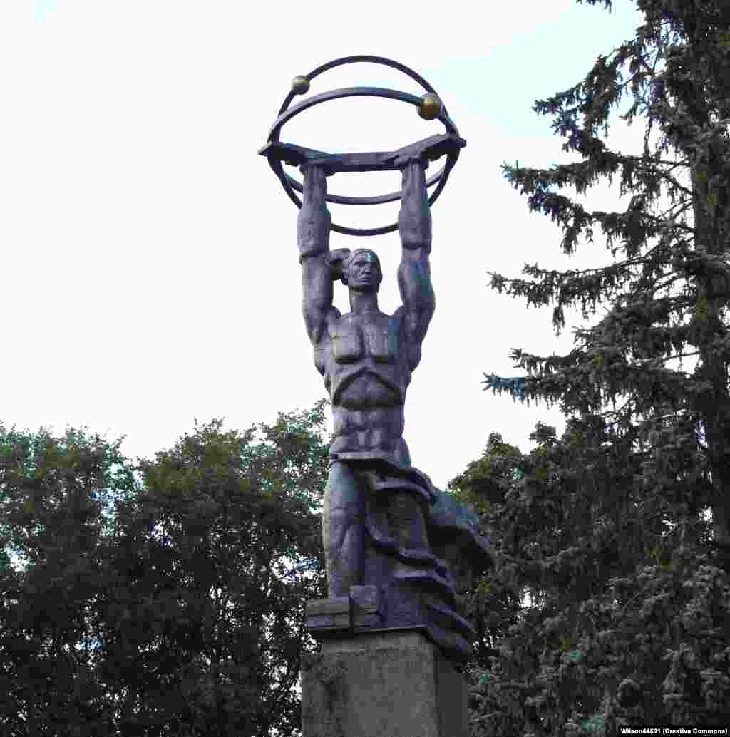 Пам&#39;ятник атомній енергії у північно-східному місті Сілламяе. Ця пам&rsquo;ятка є однією із понад 200 пам&#39;яток радянської епохи в Естонії, які можуть бути потрапити для знесення. На початку серпня прем&#39;єр-міністерка Естонії Кая Каллас заявила на пресконференції, що &laquo;радянські пам&#39;ятники мають бути прибрані з громадських місць, і ми зробимо це якнайшвидше&raquo;