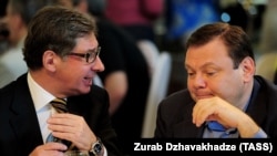За даними НБУ, опосередкованими власниками банку є громадянин Росії та Ізраїлю Михайло Фрідман (праворуч), громадянин Росії та Латвії Пьотр Авен (ліворуч) та громадянин Росії Андрій Косогов