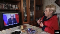 Русиядә Путин чыгышын тыңлаучы ханым