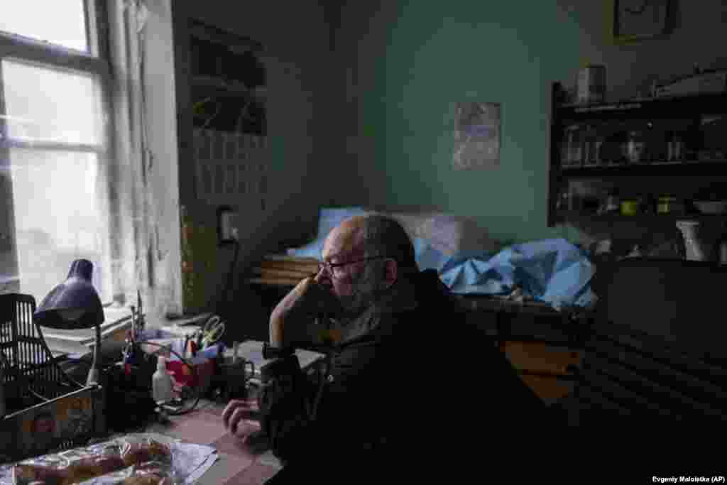 На цьому фото Федір Здебський сидить за своїм робочим столом у морзі. Лікаря убили незабаром після цього. Свідки кажуть, що в нього вистрелив російський військовий із Чечні. Люди чули, як солдат РФ сказав лікарю: «Твоє життя все ще в моїх руках». А потім вистрілив. Федору Здебському було 70 років. «Йому ніколи не було байдуже. Люди вмирали, а він турбувався про їхніх дітей, родичів, матерів. Він завжди казав: «Це чийсь син, чийсь батько, чийсь чоловік», – розповіла колега Валентина Бачанова, яка стала свідком смерті Федора Здебського. Глибоко зітхнувши, жінка додала: «Ну, звичайно, немає сенсу щось доводити людині із зброєю»