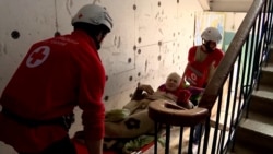 Sub bombardamente, o echipă a Crucii Roșii evacuează oamenii dintr-un sat ucrainean 