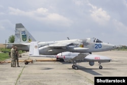 Український Bayraktar TB2, сфотографований поруч із літаком Су-25 Frogfoot у червні 2021 року