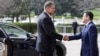 Imagine generică cu președintele Klaus Iohannis și șeful SRI, Eduard Hellvig, una dintre instituțiile unde ar fi fost concepute legile siguranței naționale. 
