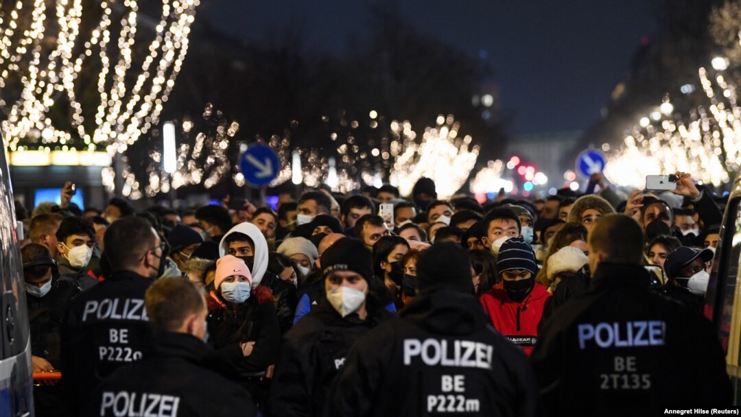 Ljudi se okupljaju u ulici Unter den Linden u blizini Brandenburške kapije tokom proslave Nove godine u Berlinu, Njemačka, 31. decembra 2021.
