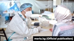 Медик и пациент в одном из временных стационаров в Бишкеке. 