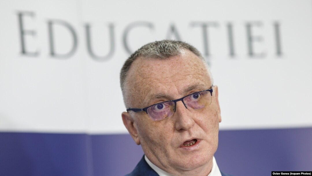 Ministrul Sorin Cîmpeanu nu a înaintat încă proiectul de lege a educației nici guvernului spre avizare, nici parlamentului. Proiectul este controversat și criticat din multe părți, dar ministrul nu pare a ține cont de observațiile aduse. 
