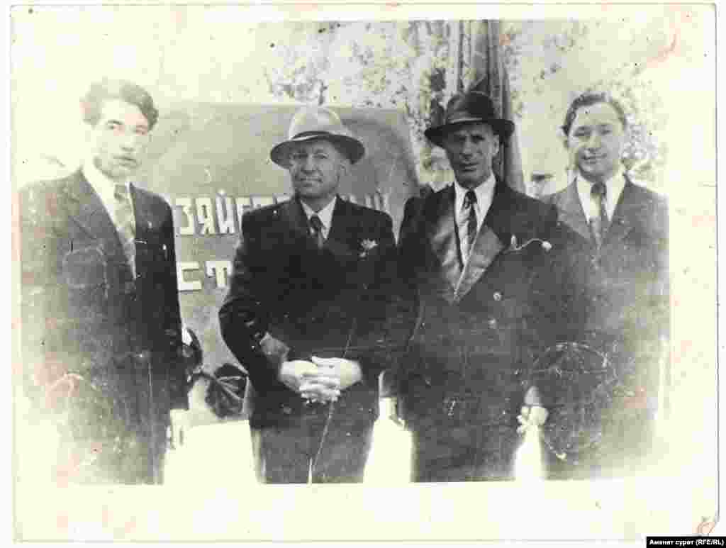 1 мая 1953 года, перед первомайским парадом. Слева направо: Чингиз Айтматова, студент 5 курса Кыргызского сельскохозяйственного института, М. Н. Лущихин – ректор института, А. С. Лукьяненко – секретарь парткома института, Кубаткул Касымбеков – студент 5 курса. Фотографию прислал Рыскул Касымбеков. 