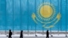 Люди проходять повз прапор Казахстану в Астані (фото ілюстративне)
