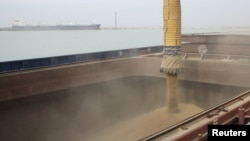 Зерновоз на терминале в порту Актау на побережье Каспийского моря.
