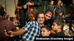 تصاویر منتشر شده در شبستان یکی از اعضای زن گروه را در حال سلفی گرفتن با احتمالاً اعضای خانواده‌اش نشان می‌دهد.