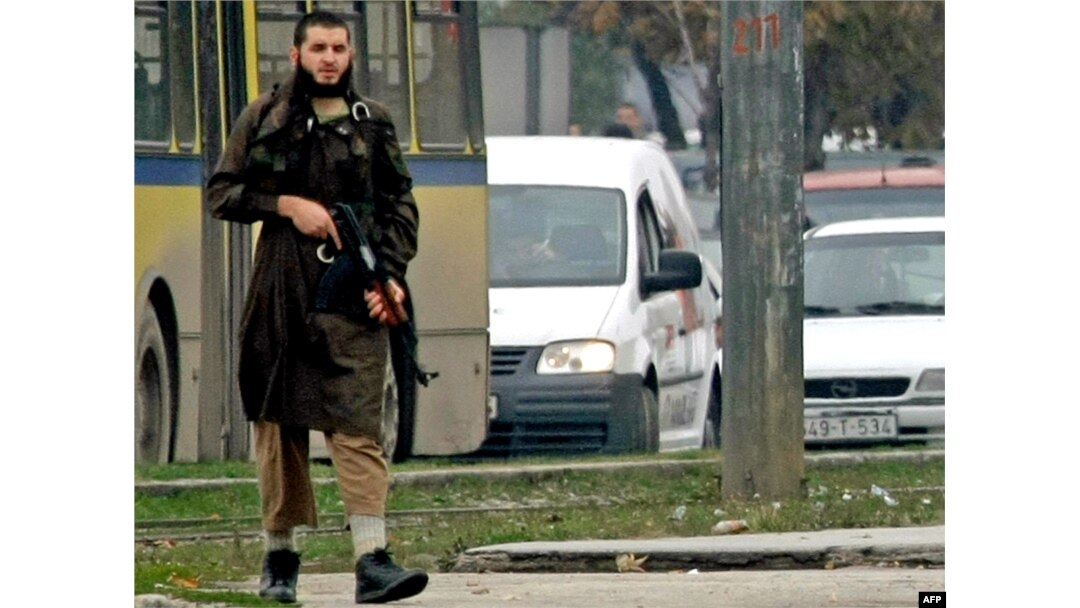 Mevlid Jašarevic tokom napada na Američku ambasadu u Sarajevu 28. oktobra 2011. godine