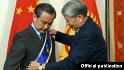 Кытай тышкы иштер министрине орден тапшыруу учуру. Бишкек, 22-май, 