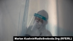 До «червоної» зони, за останніми даними, потрапили Київська, Одеська, Житомирська, Закарпатська, Івано-Франківська та Чернівецька області, де протягом трьох днів поспіль значно перевищений рівень госпіталізації на 100 тисяч населення