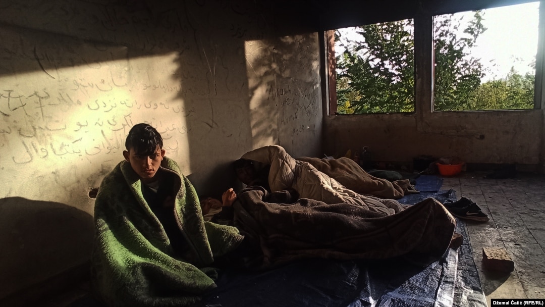 Nekadašnja fabrika Krajina-metal na samom ulazu u Bihać jedna je od više od 250 lokacija u BiH, koliko su ih registrovale međunarodne organizacije, koje migranti i izbjeglice koriste kako bi našli sklonište od zime. ( foto 21 oktobar 2020.)