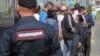 «Уезжают, бросая семьи и работу». Мигранты обеспокоены нововведениями в российском законодательстве