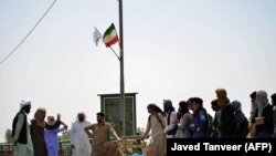د نيمروز ولايت په مرکز زرنج کې د افغانستان او ايران ترمينځ سرحدي پوله (پخوانی انځور)