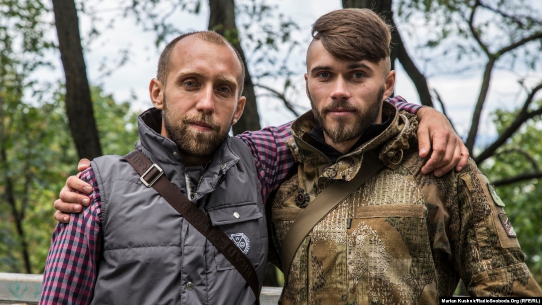 Богдан Кириченко (ліворуч, позивний «Гоша») – боєць другої штурмової роти батальйону «Донбас» та Олександр Ванек (позивний «Лунатік») – боєць другої штурмової роти батальйону «Донбас». Київ, 29 серпня 2017 року