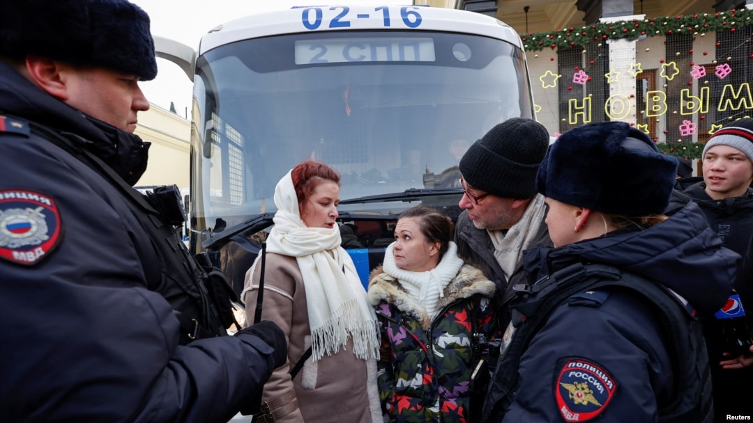Femei din mișcarea „Calea spre casă” sunt înconjurate de polițiști în timpul unei adunări în centrul Moscovei, Rusia, 3 februarie 2024.