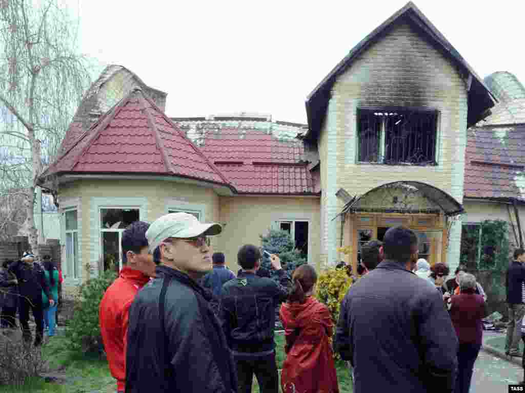 Люди у разграбленного мародерами дома Курманбека Бакиева. Бишкек, 8 апреля 2010 года.