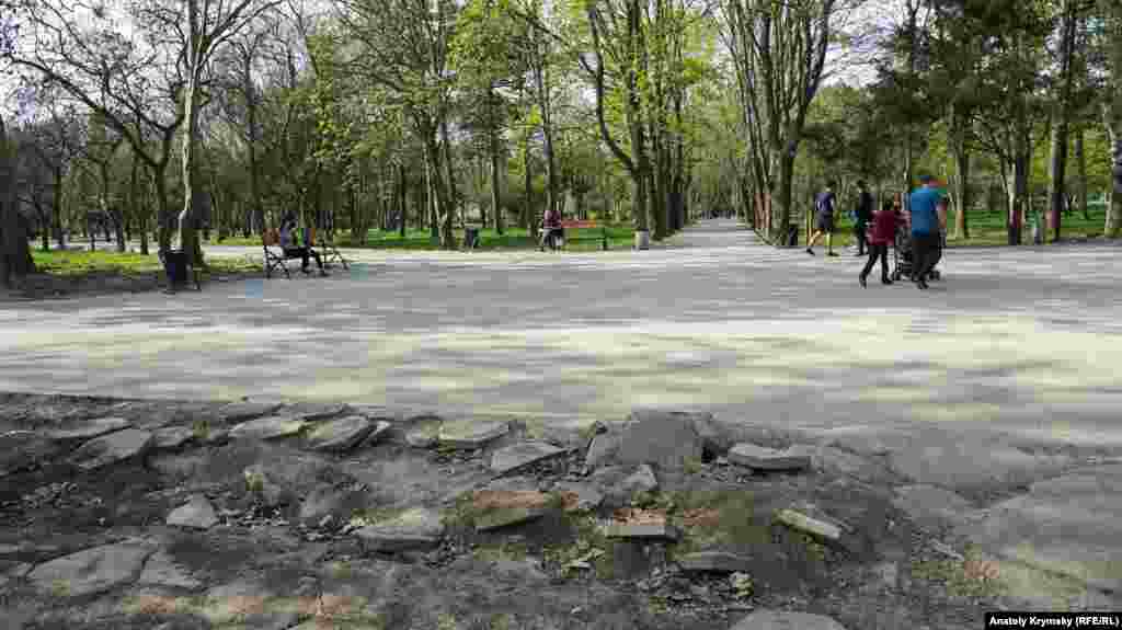 Tolstoy soqağına alıp barğan park alleyası