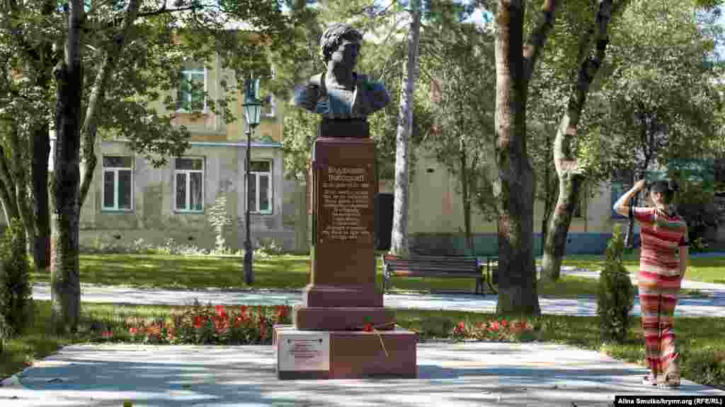 Памятник Владимиру Высоцкому в Симферополе. В июле 2014 года из Краснодара привезли бронзового Высоцкого. Планируется также установка бюстов Алексея и Александры Высоцких – тети и дяди известного барда, которые в годы Второй мировой войны держали оборону Симферополя и Севастополя
