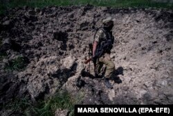 Українські військові на позиціях під Ізюмом у червні 2022 року. Місто захоплене з кінця березня