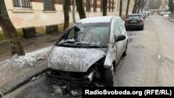 Прокуратура повідомила про причетність поліцейського до підпалу авто журналістки Радіо Свобода