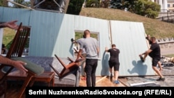 Раніше сьогодні на Алеї Герої Небесної сотні почалося встановлення інсталяції до 30-річчя Незалежності України, яке у мережі користувачі від самого ранку критикують за «радянськість»